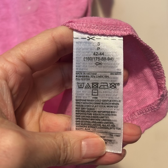 Gap Pink Short Sleeve V Neck Shirt Size Small - Picture 3 of 5